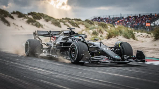 Verstappen Zandvoort kask, bolid F1 na torze w wydmach