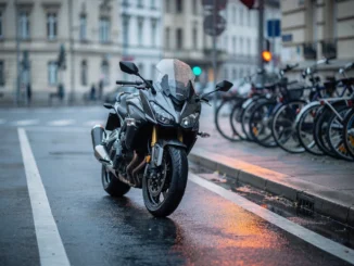 motocykl na buspasie