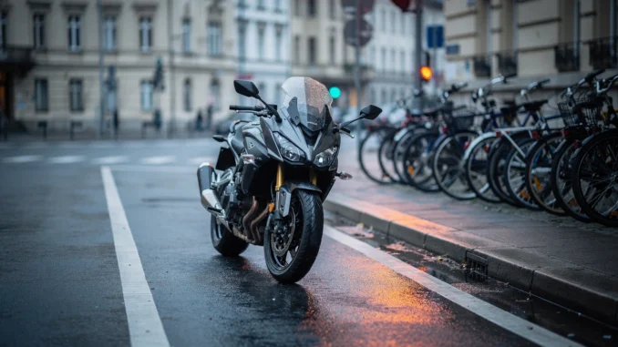 motocykl na buspasie